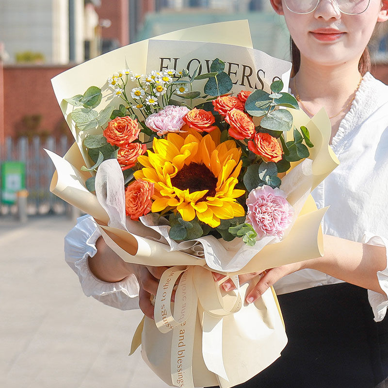 【花束·感恩的心】1朵向日葵2朵粉色康乃馨搭配橙色多头玫瑰鲜花束送花上门